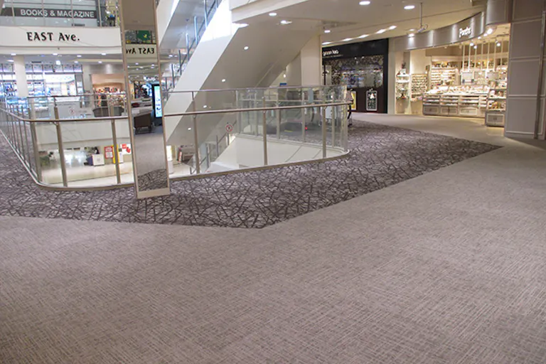 【イオンモール岡崎】イースト2F 「コーエン」前 エスカレーター前の画像1