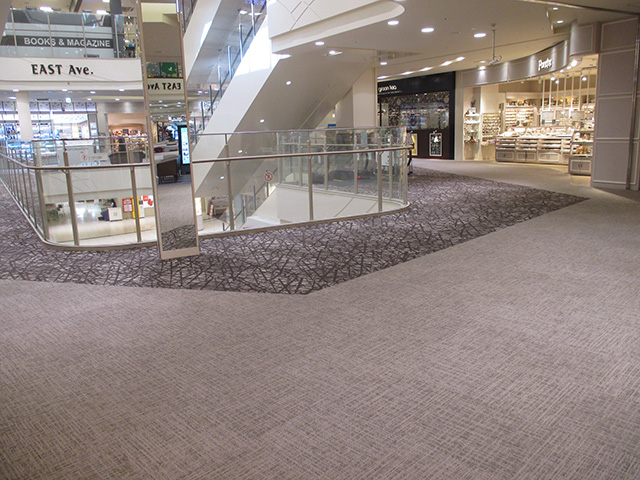 【イオンモール岡崎】イースト2F 「コーエン」前　エスカレーター前