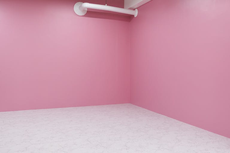 【堺筋本町駅1分】撮影や展示会に最適なカラフルなフォトスタジオ内のイベントスペースの画像2