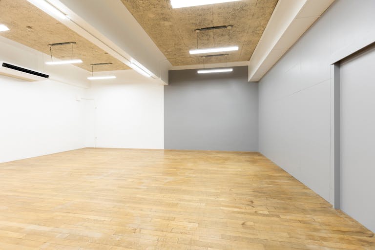 【堺筋本町駅1分】撮影や展示会に最適なカラフルなフォトスタジオ内のイベントスペースの画像4