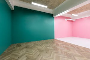 【堺筋本町駅1分】撮影や展示会に最適なカラフルなフォトスタジオ内のイベントスペース