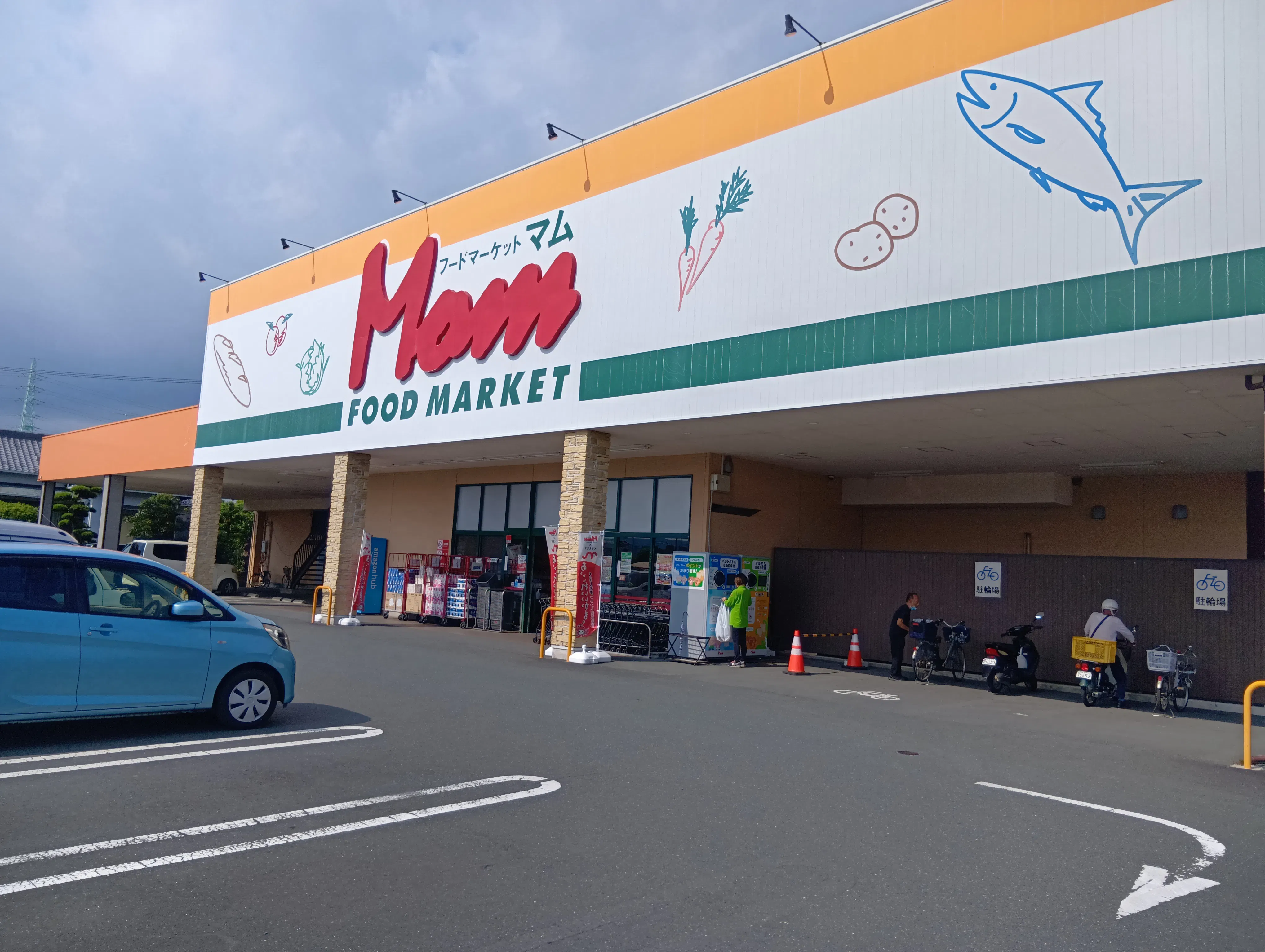 【フードマーケットマム浜北店】出入口左側Amazonロッカー横 販促プロモーションや物販に最適なスーパー屋外催事イベントスペース