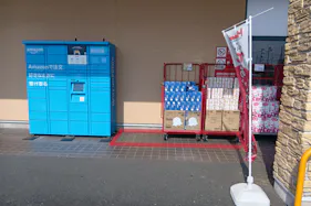 【フードマーケットマム浜北店】出入口左側Amazonロッカー横 販促プロモーションや物販に最適なスーパー屋外催事イベントスペース