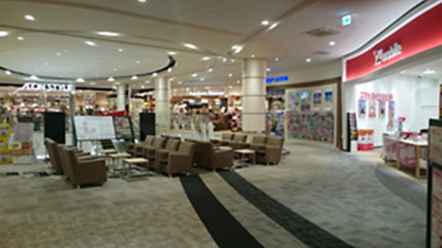 【イオンモールとなみ*】２F　バルーンコート（ワイモバイル前）