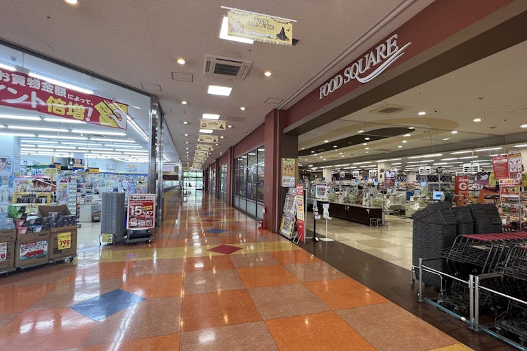 正面から西口へ抜ける通路です