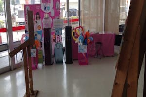 【オリンピック 所沢西店】プロモーションに利用可能な風除室スペース