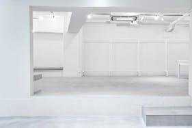 【明治神宮前駅1分】オールホワイト空間、ファッション・アパレルの展示会やポップアップストアに適した、路面ギャラリースペース