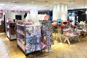 【中野マルイ】2階 カレンダリウムF04【食物販・物販】入口正面の人気区画、アパレル・雑貨から物産展など幅広い用途に