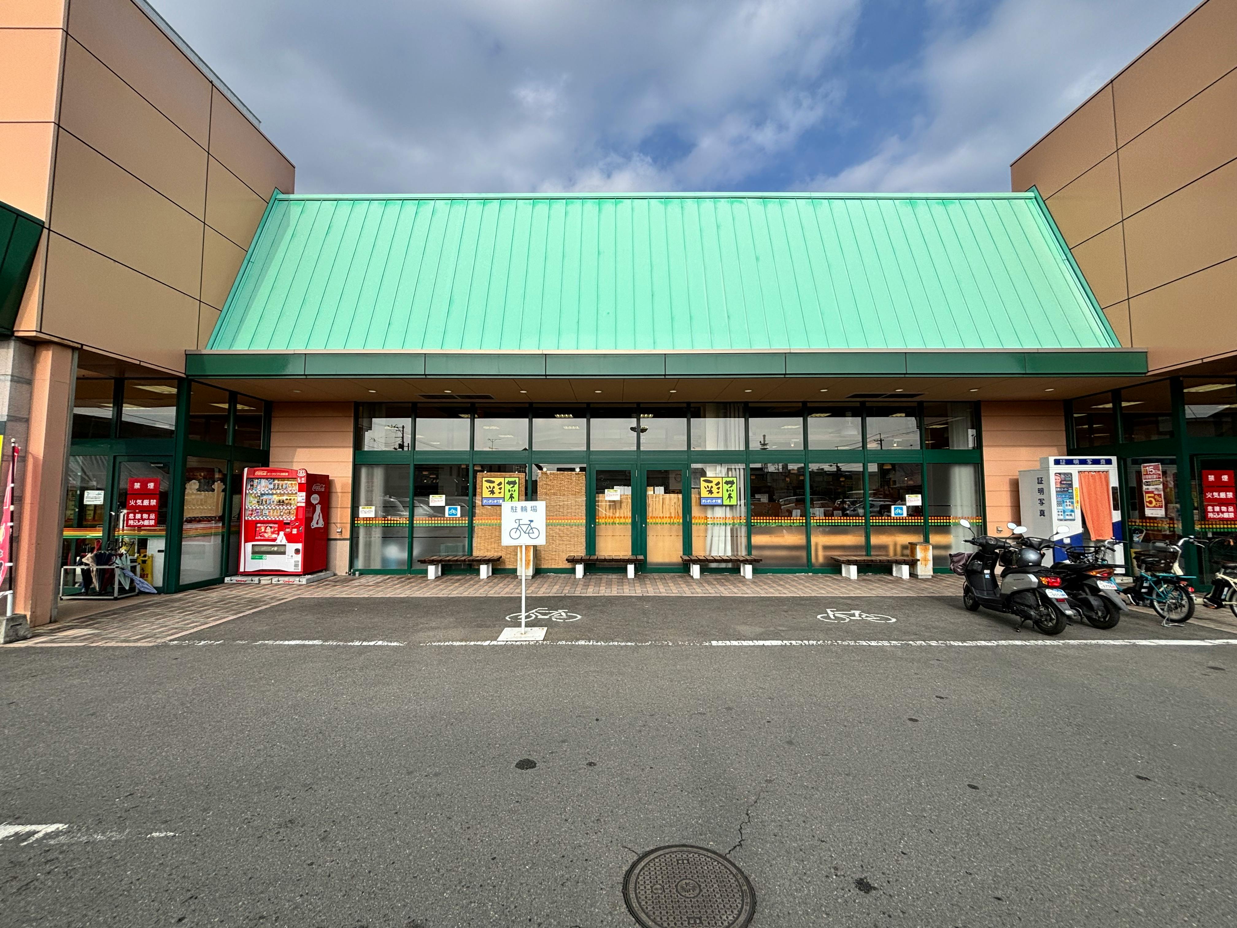 【Aコープいまばり愛彩店】食物販や販促イベントに最適な店舗中央の屋外スペースの画像