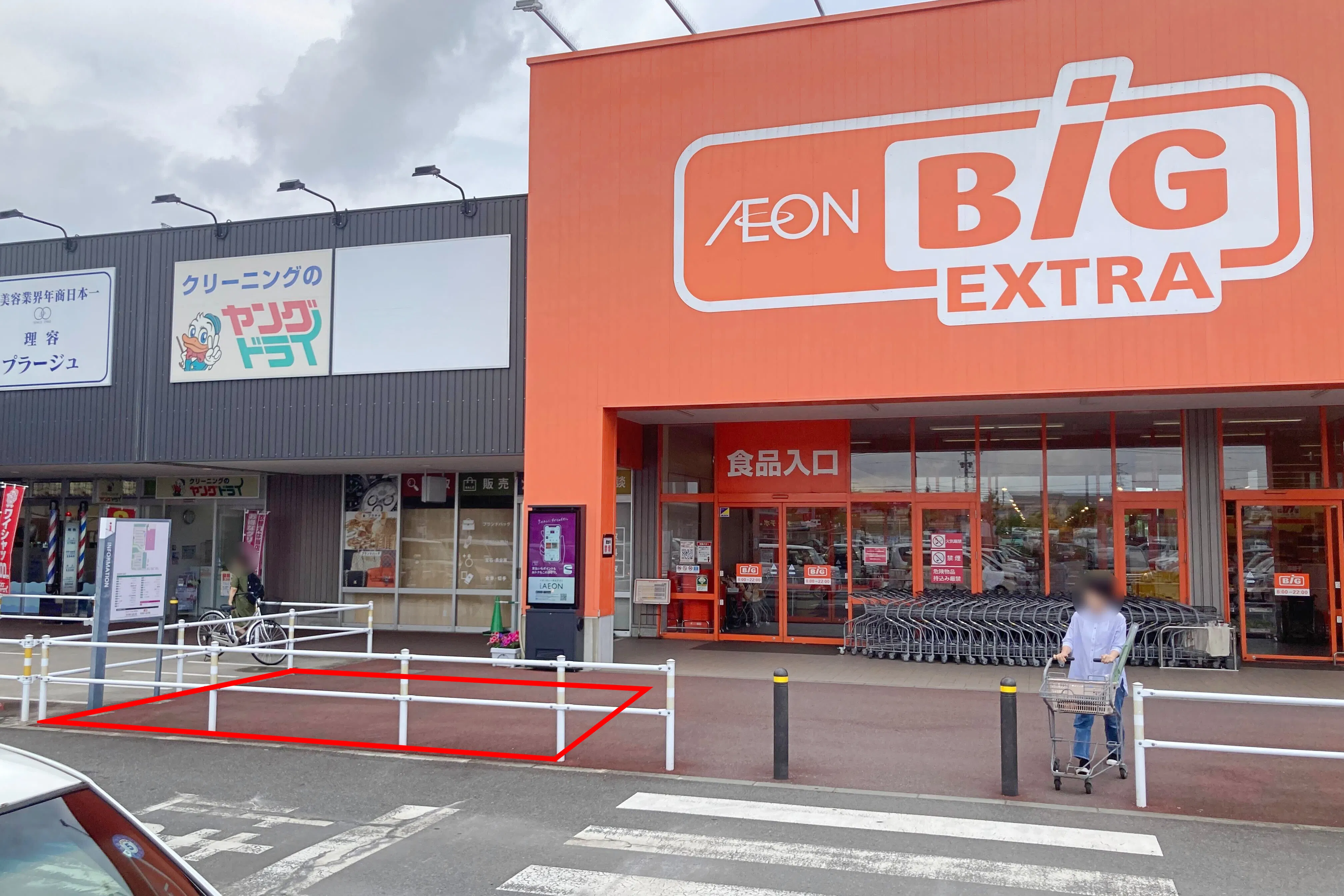 【イオンタウン鈴鹿玉垣】プロモーションイベントや物販イベントに最適なザ・ビッグ入口前にある通行量の多い屋外スペース