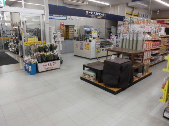 【サンデー三沢店】屋内店内自動ドア横　食物販やプロモーション等の出店に最適なホームセンター店内のイベントスペースの画像