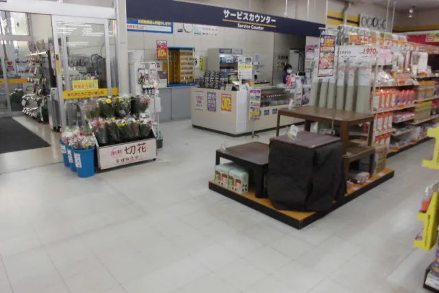 【サンデー三沢店】屋内店内自動ドア横 食物販やプロモーション等の出店に最適なホームセンター店内のイベントスペース