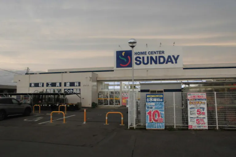 【サンデー三沢店】屋内店内自動ドア横 食物販やプロモーション等の出店に最適なホームセンター店内のイベントスペースの画像2