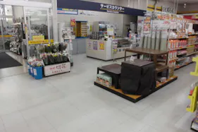 【サンデー三沢店】屋内店内自動ドア横 食物販やプロモーション等の出店に最適なホームセンター店内のイベントスペース