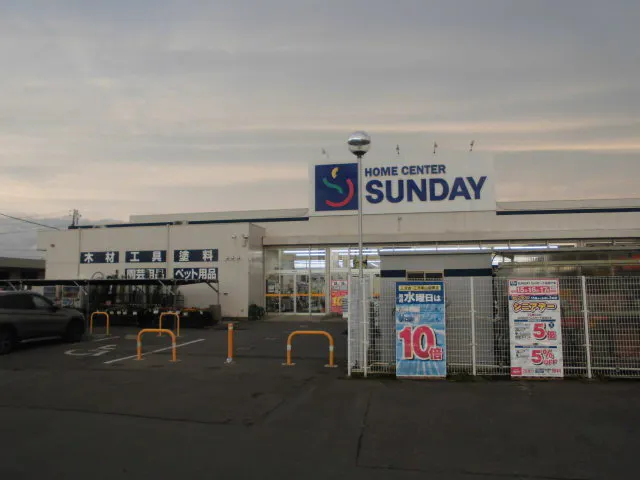 【サンデー三沢店】屋内店内自動ドア横 食物販やプロモーション等の出店に最適なホームセンター店内のイベントスペース