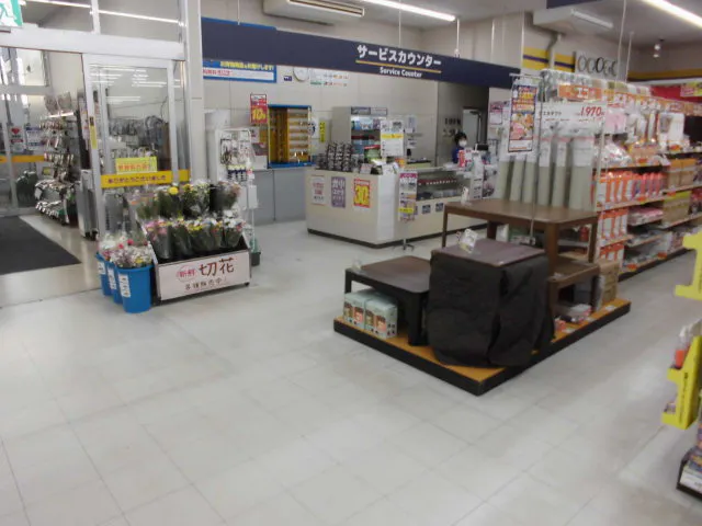 【サンデー三沢店】屋内店内自動ドア横　プロモーション等の出店に最適なホームセンター店内のイベントスペース