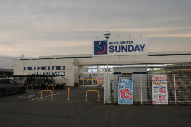 【サンデー三沢店】屋内店内自動ドア横 プロモーション等の出店に最適なホームセンター店内のイベントスペース