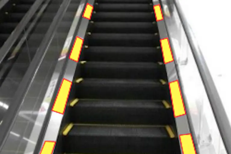 【イオンモール広島祇園】モール内広告 エスカレーターの画像1