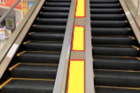 【イオンモール広島祇園】モール内広告 エスカレーター