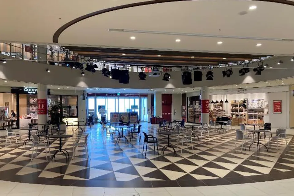 【三井アウトレットパーク 北陸小矢部】1階 東口屋内イベントスペース