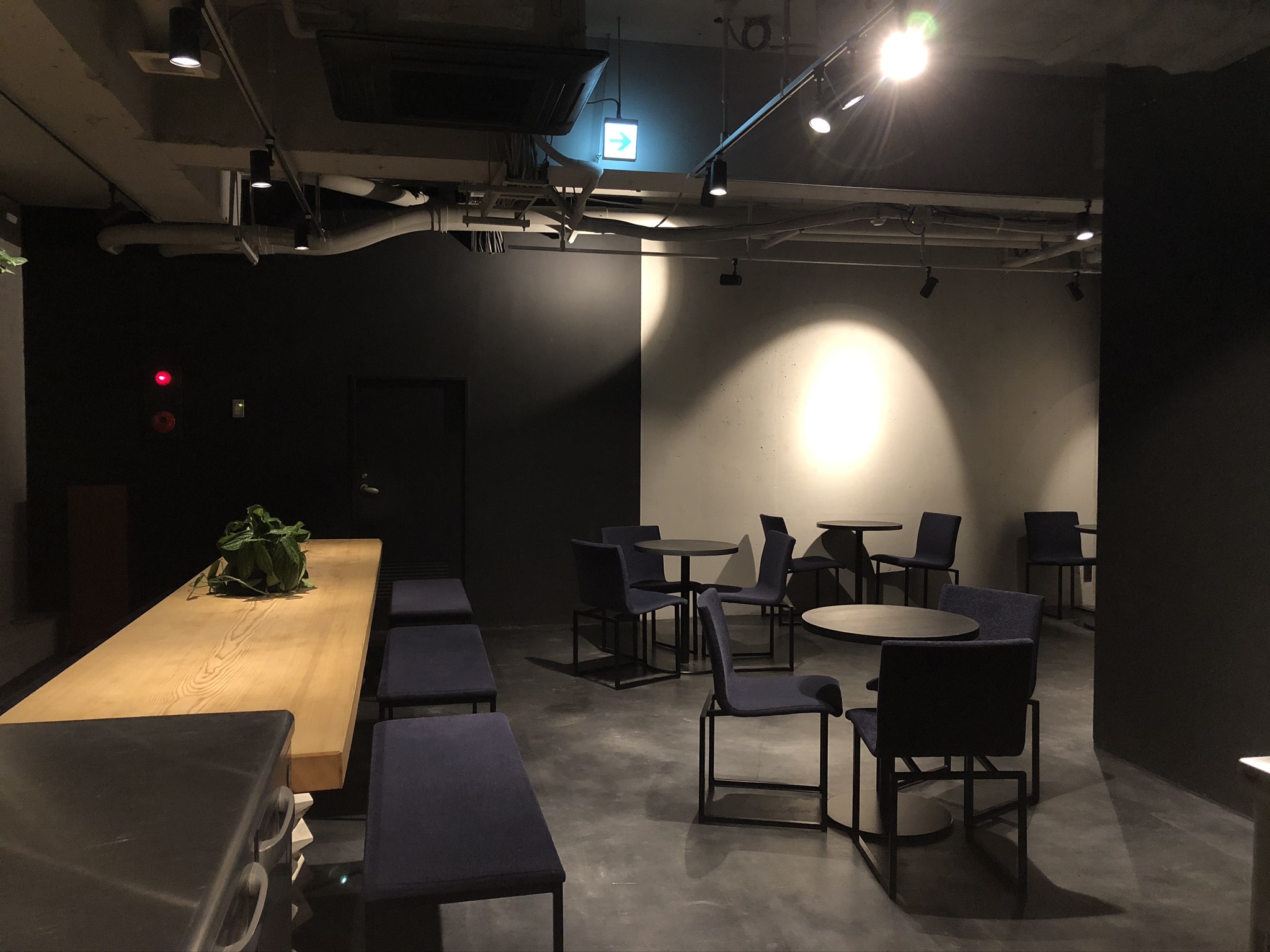 テーブルや椅子の利用が可能です。