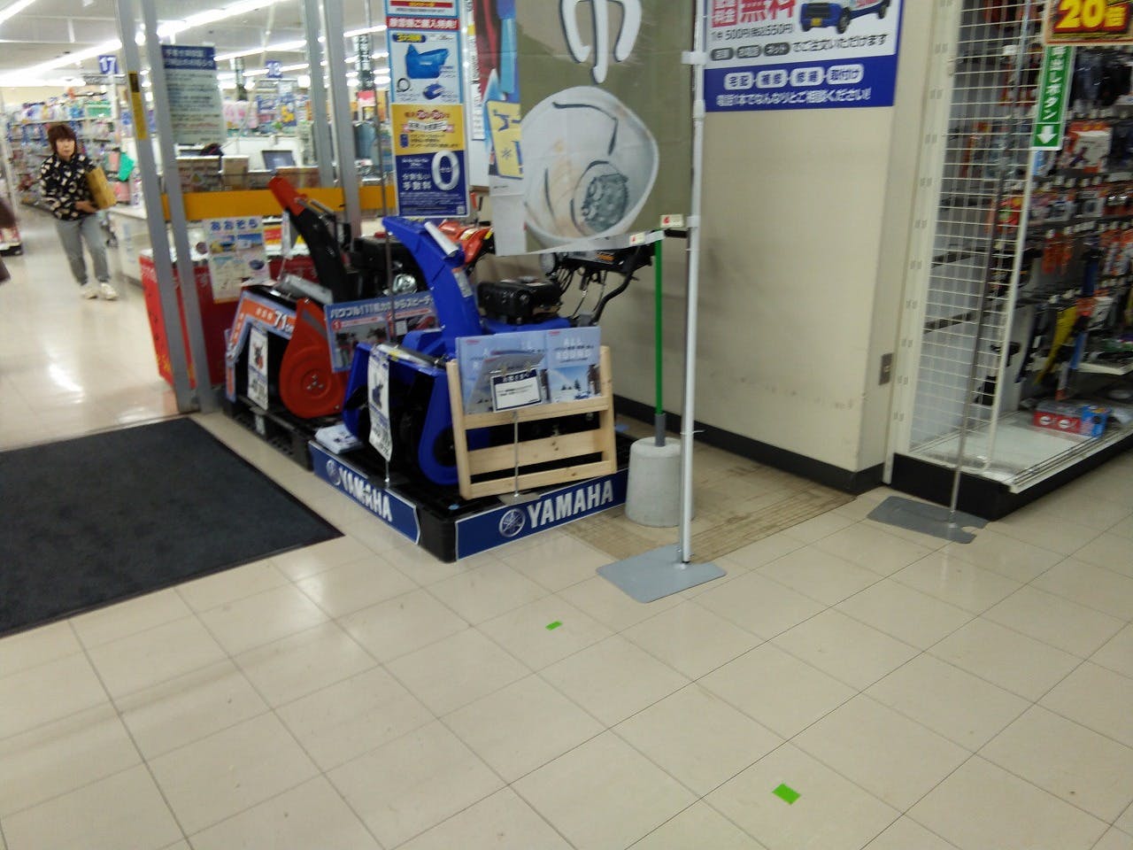 【サンデー秋田御野場店】風除室　食物販やプロモーション等の出店に最適なホームセンター店内のイベントスペースの画像