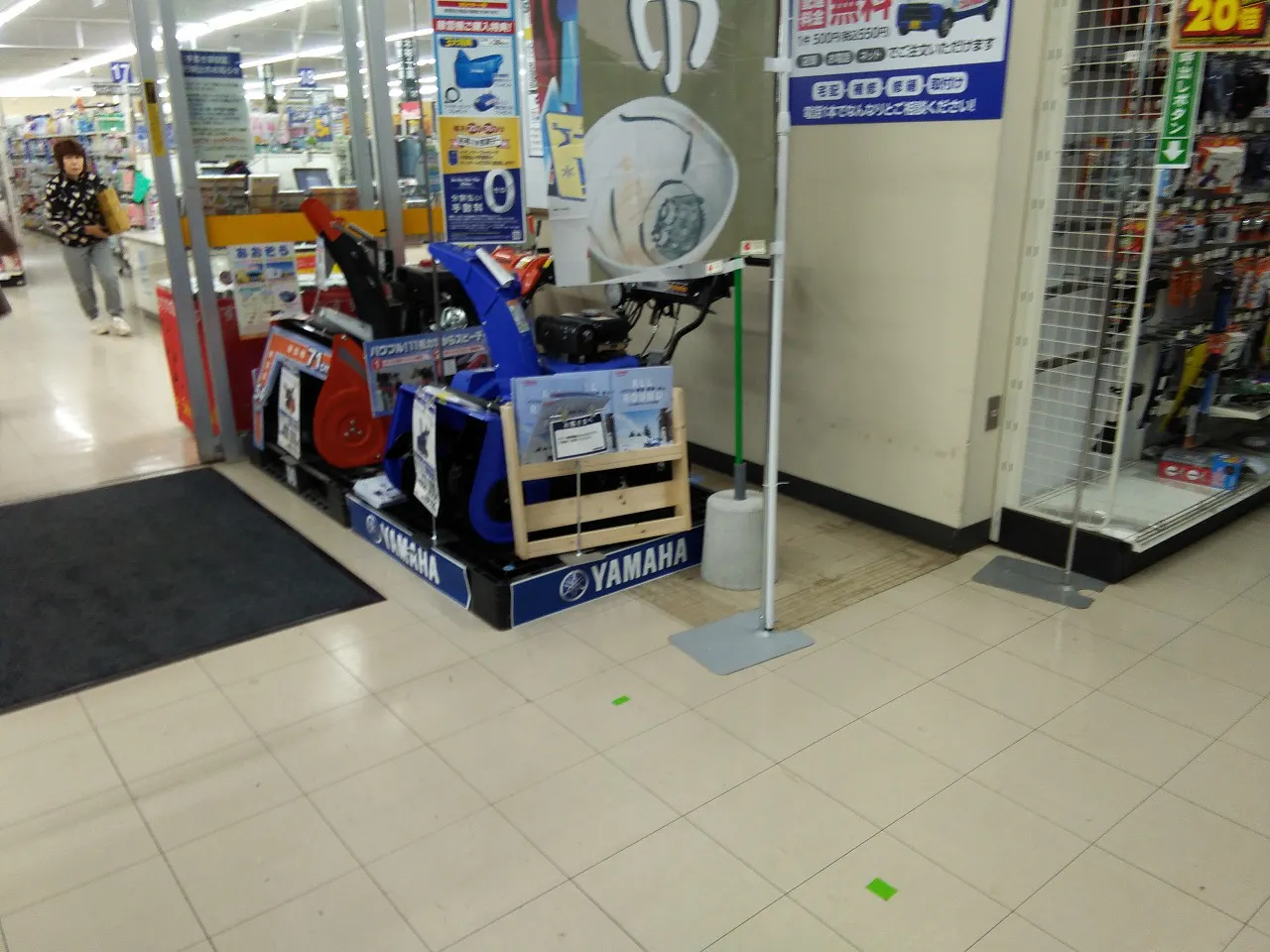 【サンデー秋田御野場店】風除室 食物販やプロモーション等の出店に最適なホームセンター店内のイベントスペース