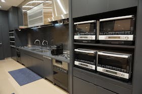 【グランフロント大阪】料理教室や飲食販売・プロモーション等の様々な用途に利用可能な商業施設内のキッチン付きイベントスペース(半面サイズ)