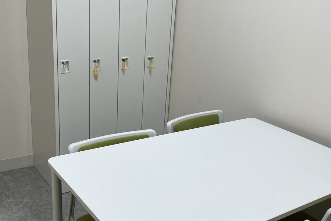 控室(8㎡)は税込1,100円/時間でご利用いただけます(空き状況はお問合せください)