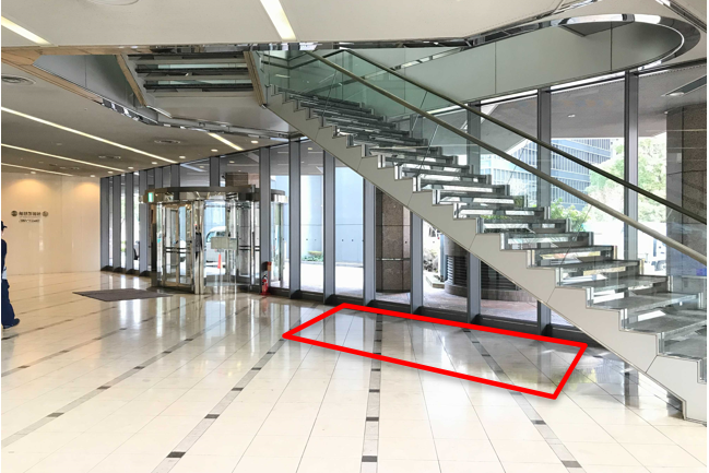 【毎日新聞ビル(大阪)】オフィスワーカー向けのPRイベントやポップアップに最適な大規模オフィスビル内のイベントスペース(階段下)