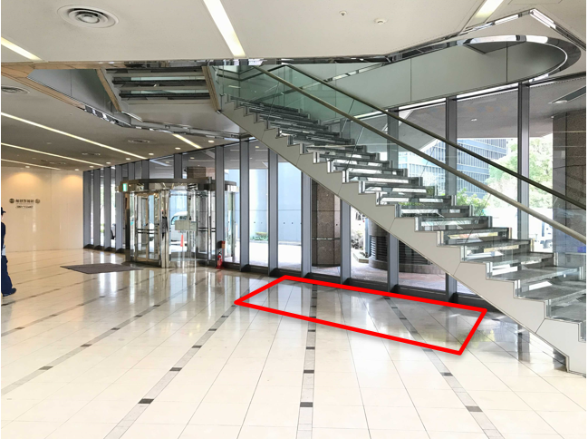 【毎日新聞ビル(大阪)】オフィスワーカー向けのPRイベントやポップアップに最適な大規模オフィスビル内のイベントスペース(階段下)