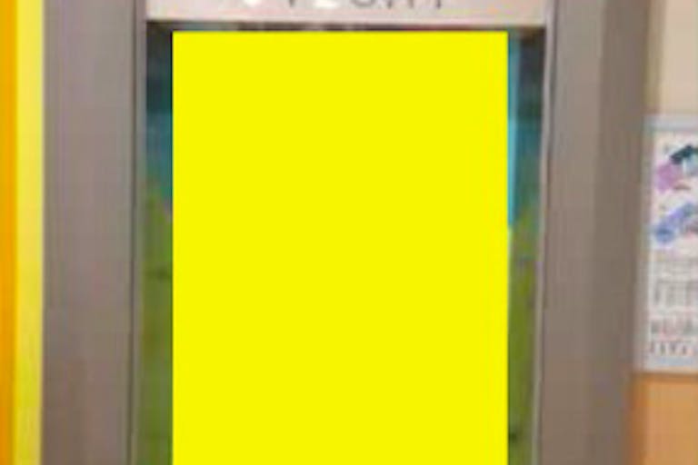 【イオンモール新居浜】モール内広告 エレベーターの画像1