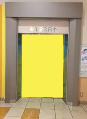 【イオンモール新居浜】モール内広告 エレベーターの画像