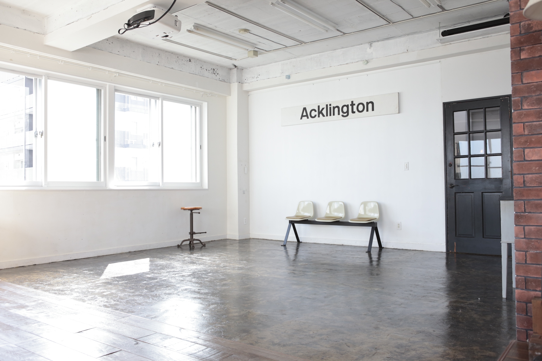 壁は白基調でシンプルかつ清潔感のある作りになっています。