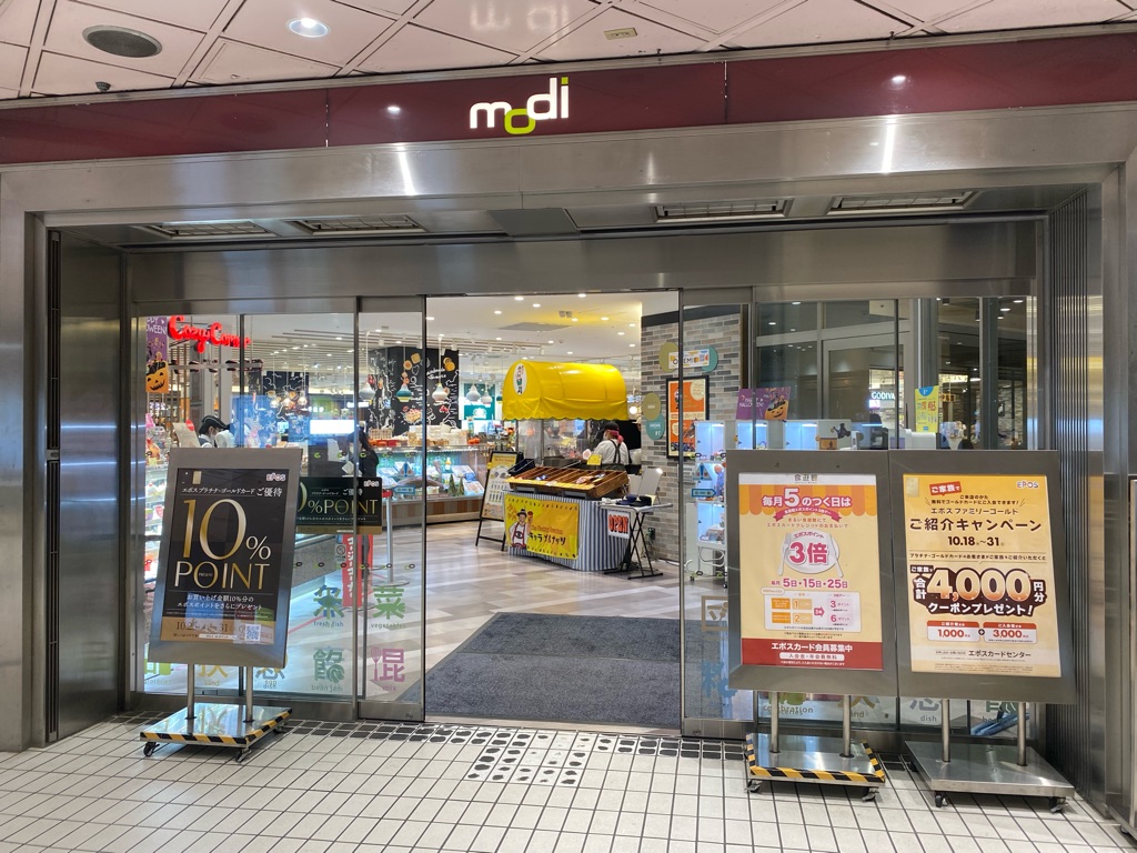 バスターミナル前から入口すぐの区画です。