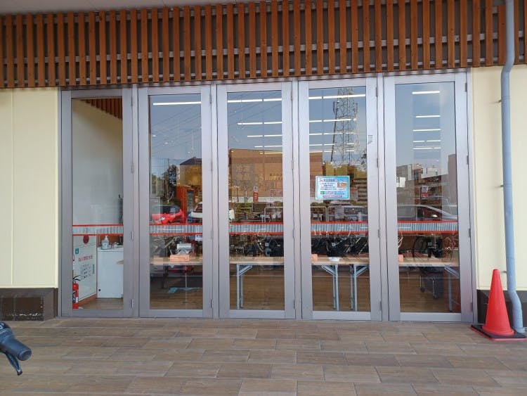 【生鮮市場TOP船橋日大前】プロモーションに利用可能な軒下催事スペース(入り口付近)の画像