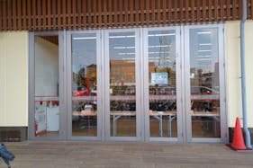 【生鮮市場TOP船橋日大前】プロモーションに利用可能な軒下催事スペース(入り口付近)