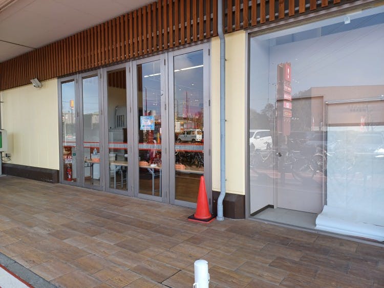 【生鮮市場TOP船橋日大前】プロモーションに利用可能な軒下催事スペース(入り口付近)