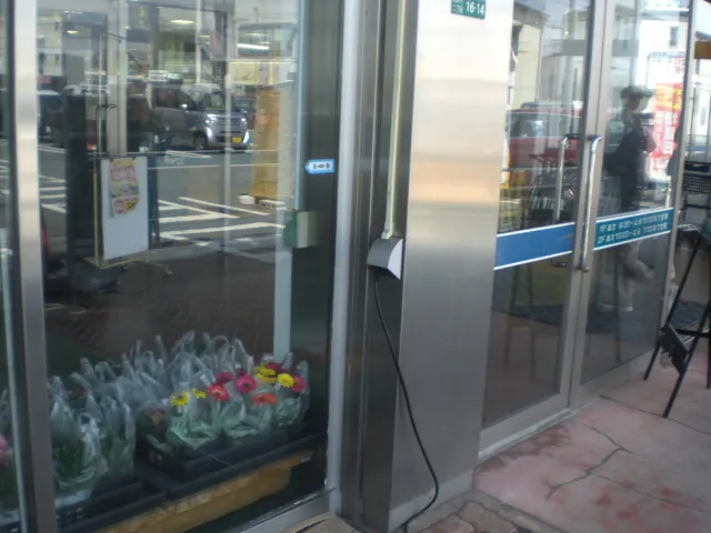 【レガネット朝倉街道】駐車場側入口 販促プロモーションやキッチンカー出店に最適なスーパー屋外催事イベントスペース