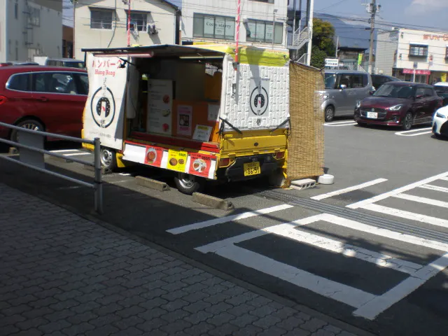 【レガネット朝倉街道】駐車場側入口 販促プロモーションやキッチンカー出店に最適なスーパー屋外催事イベントスペース
