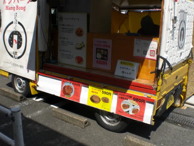 【レガネット朝倉街道】駐車場側入口 販促プロモーションやキッチンカー出店に最適なスーパー屋外催事イベントスペース
