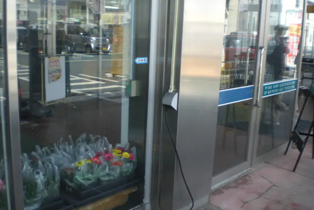 【レガネット朝倉街道】駐車場側入口 販促プロモーションやキッチンカー出店に最適なスーパー屋外催事イベントスペース