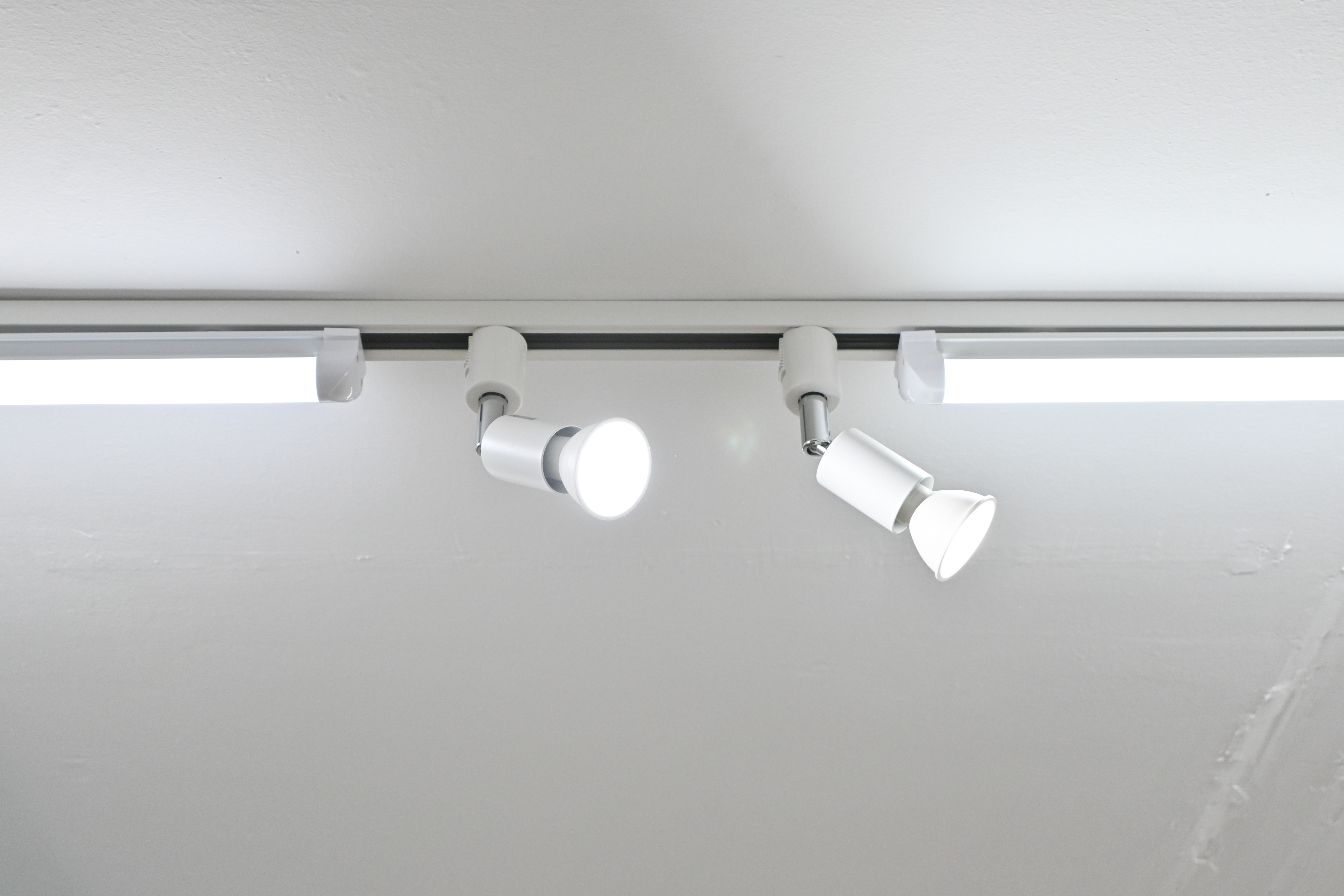 調光・調色可能なスポットライトを12個設置。向きなども変更可能です。