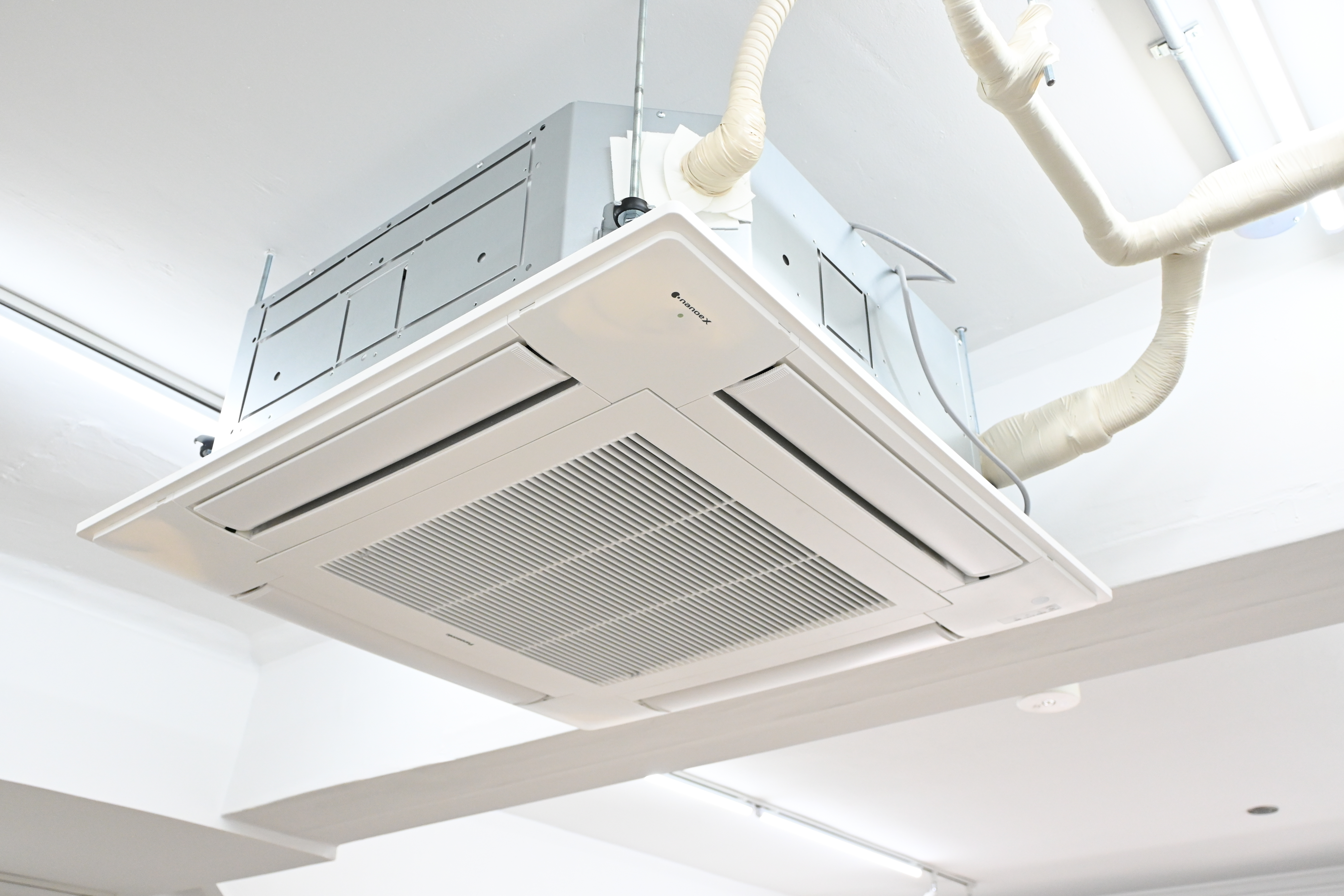 部屋中央の業務用大型エアコン。