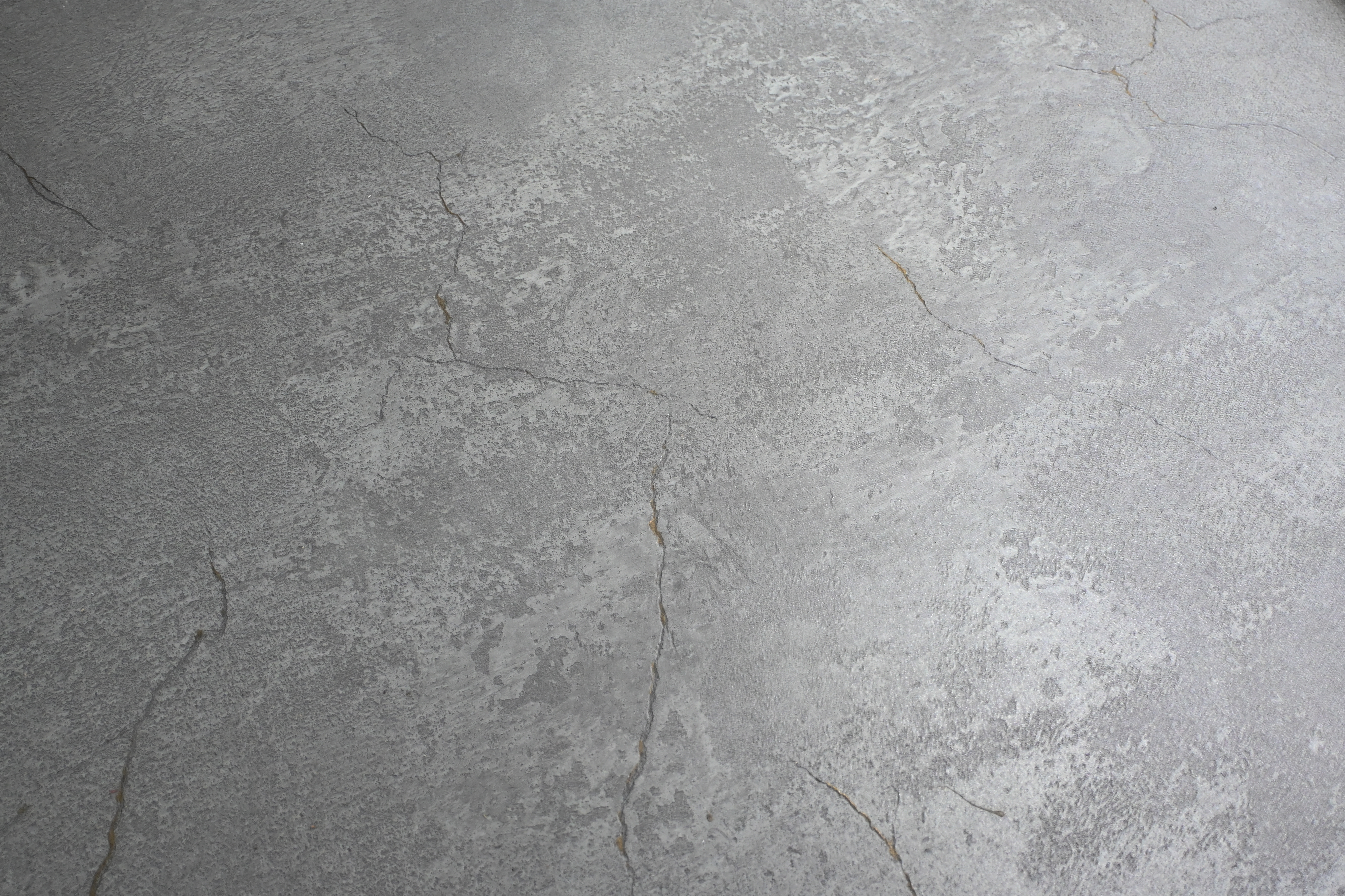 入口は、コンクリート調の床