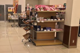 【西友 松長店】1階サービスカウンター横 プロモーション用途や物販、食物販のポップアップストアに最適なスーパー店内催事イベントスペース