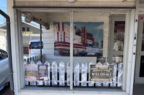 【ジョンソンタウン】屋根付きポーチスペース|ポップアップ・物販・ペットイベントにおすすめ