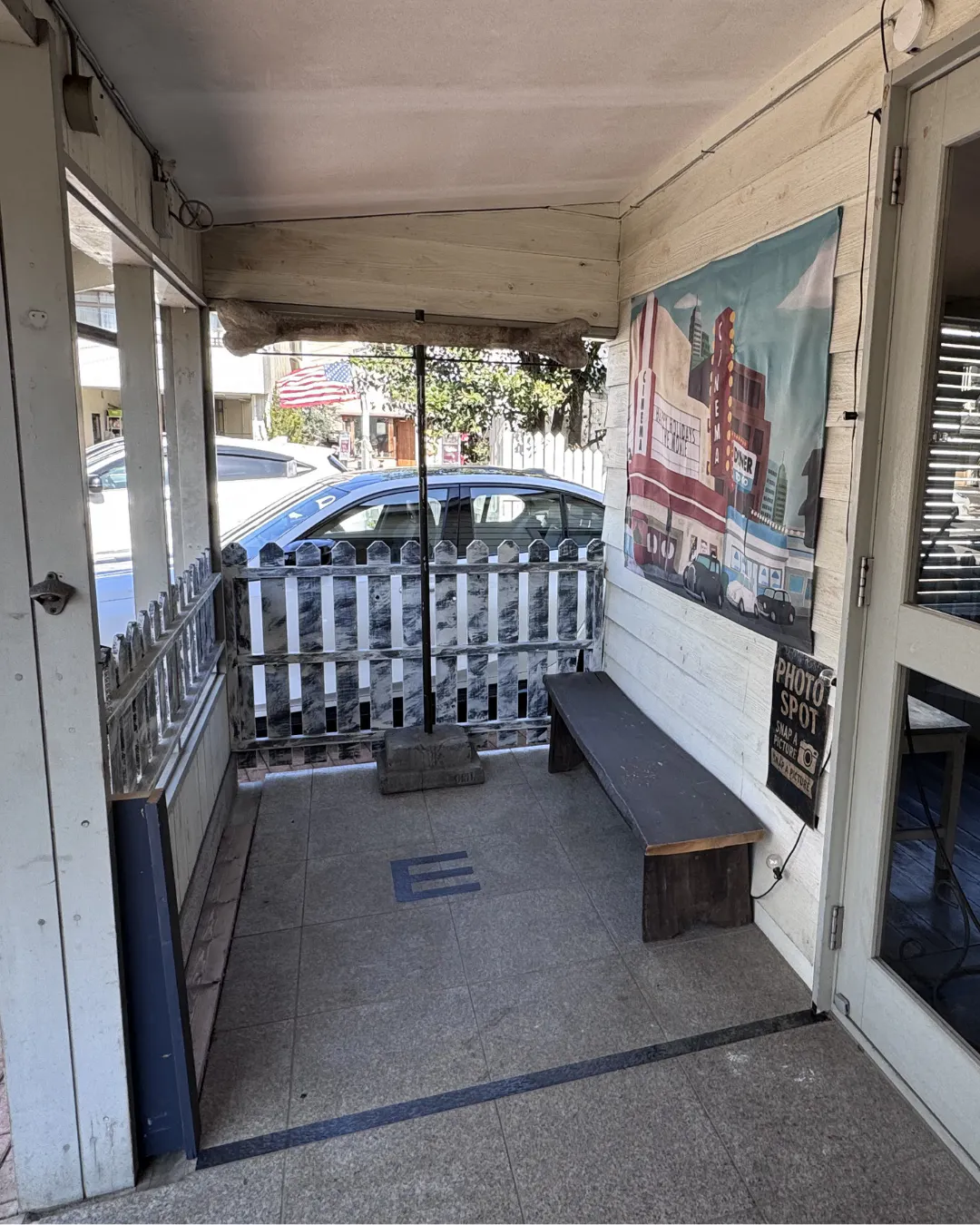 【ジョンソンタウン】屋根付きポーチスペース｜ポップアップ・物販・ペットイベントにおすすめ