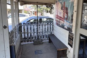 【ジョンソンタウン】屋根付きポーチスペース|ポップアップ・物販・ペットイベントにおすすめ