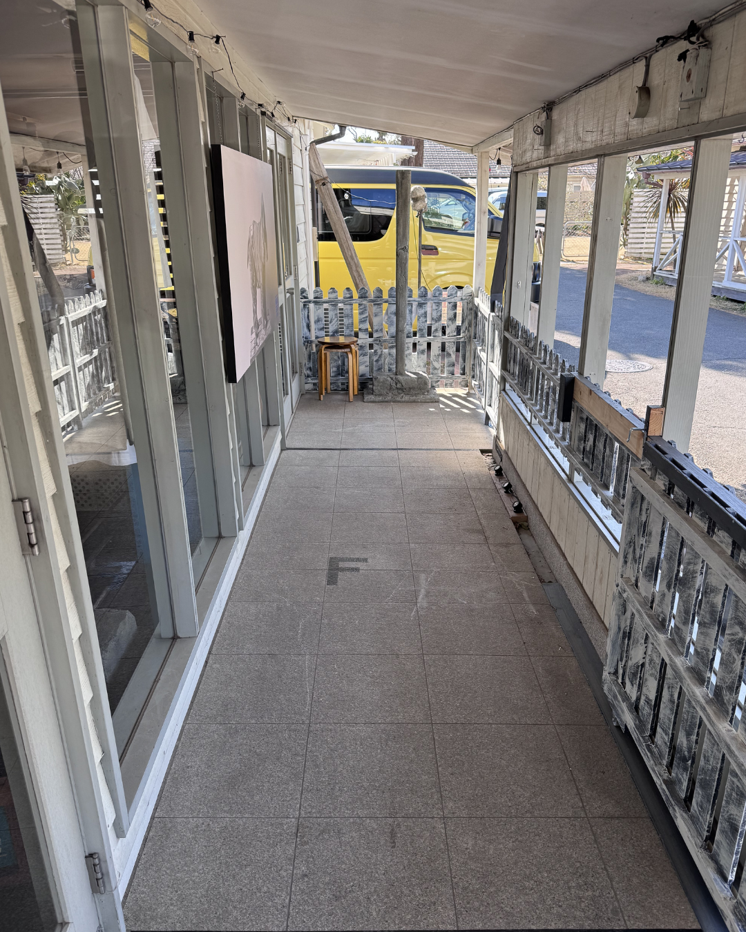 【ジョンソンタウン】屋根付きポーチスペース｜ポップアップ・物販・ペットイベントにおすすめ